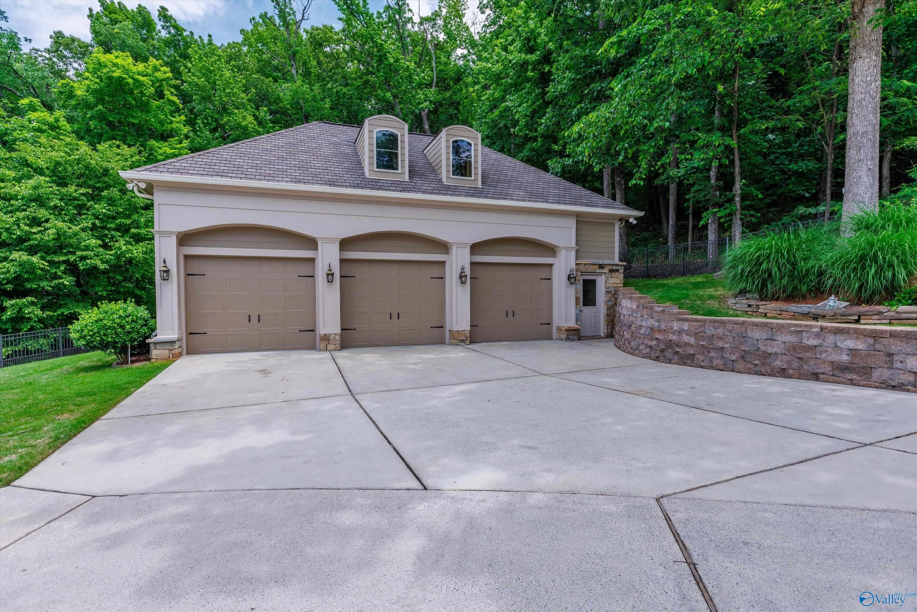 Huntsville, Alabama, 35801, United States, ,8 BathroomsBathrooms,Residential,Active,1832329