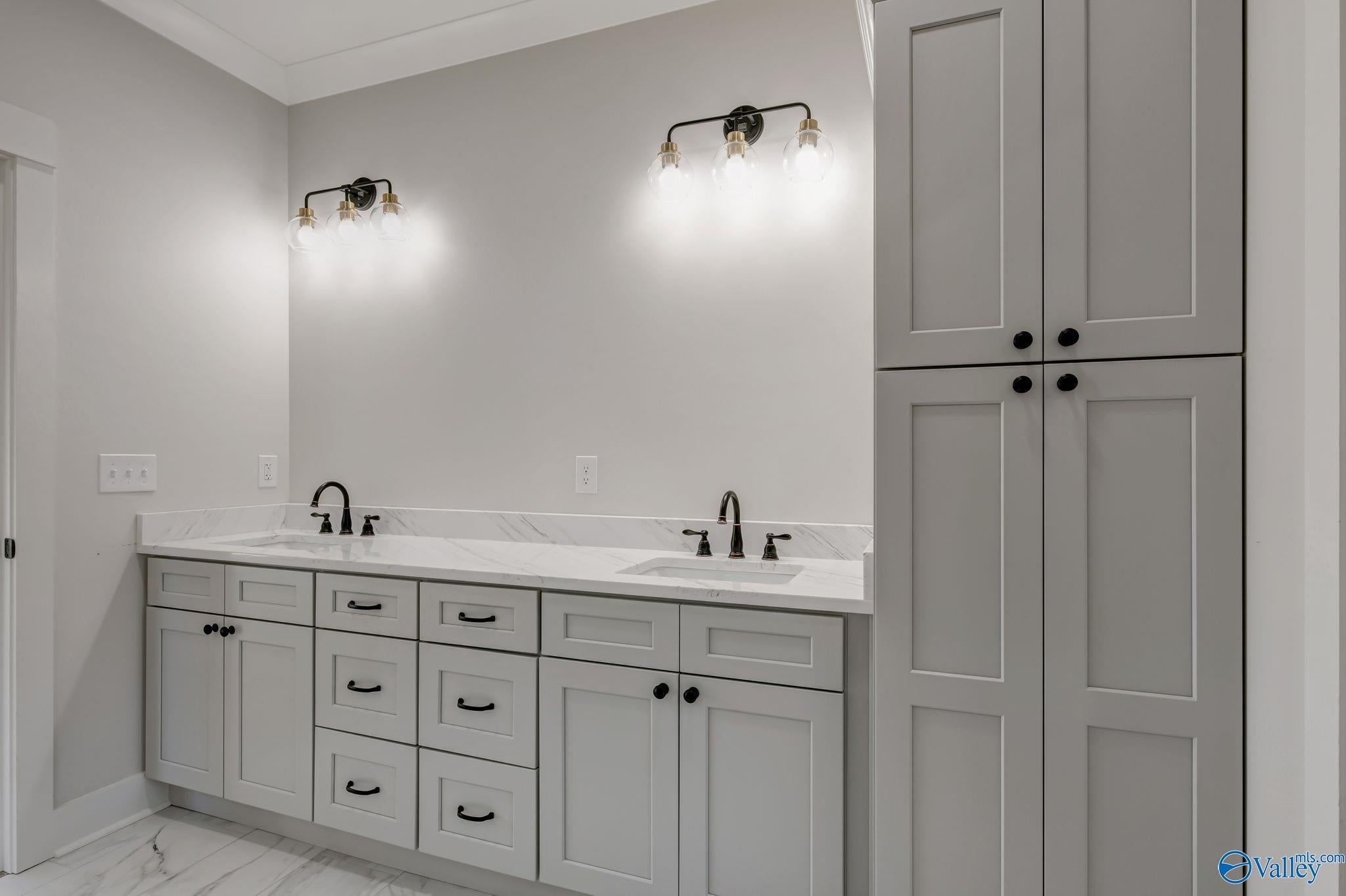 Guntersville, Alabama, 35976, United States, ,4 BathroomsBathrooms,Residential,Active,1702827