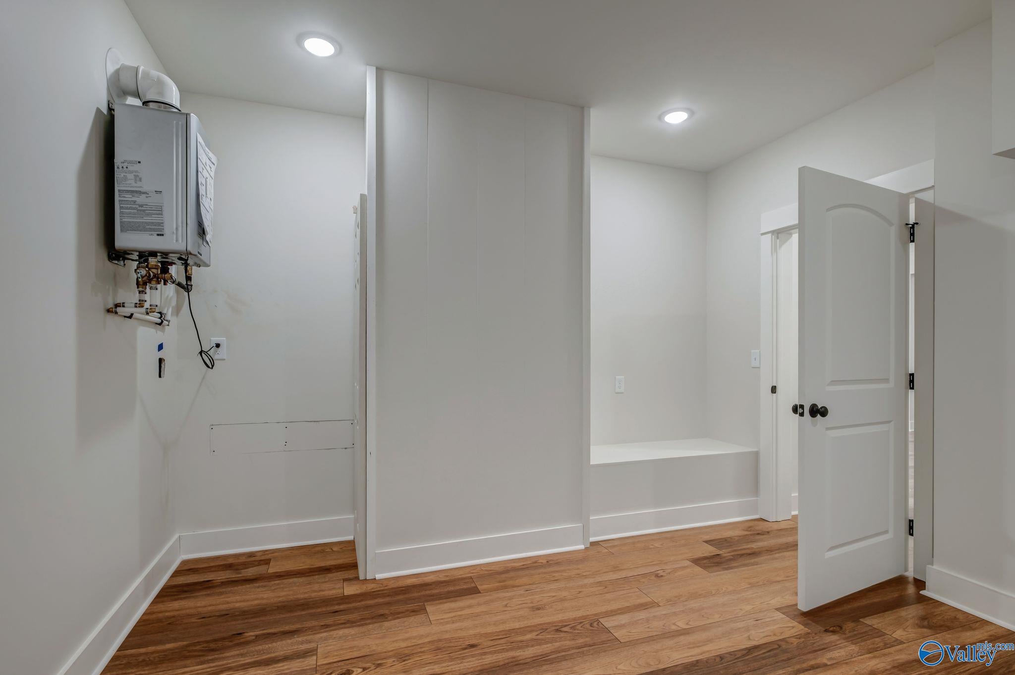 Guntersville, Alabama, 35976, United States, ,4 BathroomsBathrooms,Residential,Active,1702827