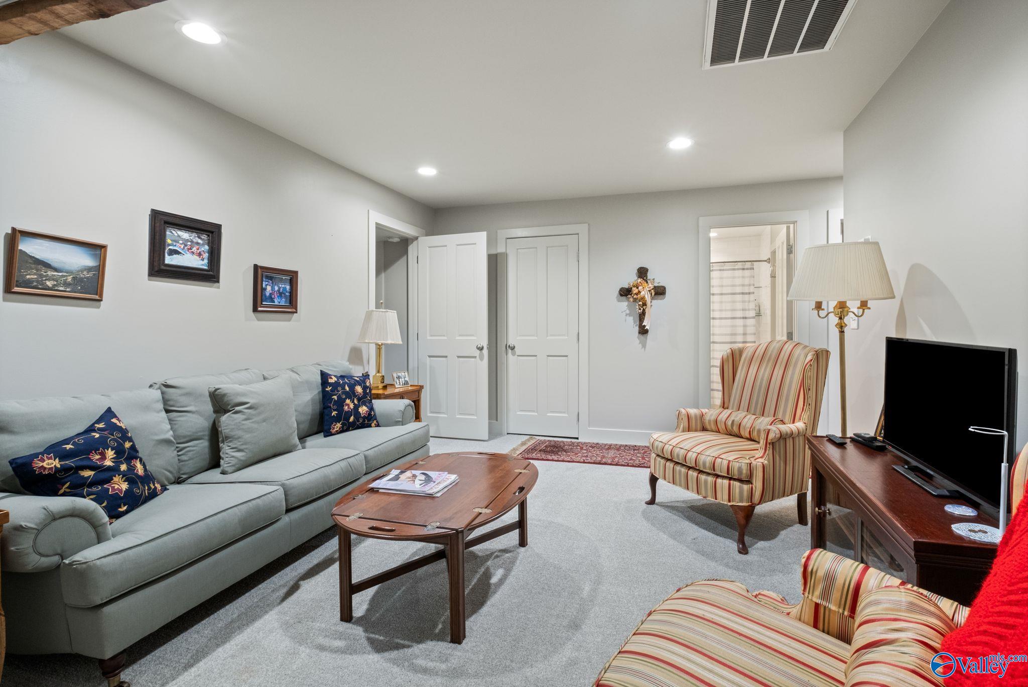 Guntersville, Alabama, 35976, United States, 5 Bedrooms Bedrooms, ,4 BathroomsBathrooms,Residential,Active,1880005