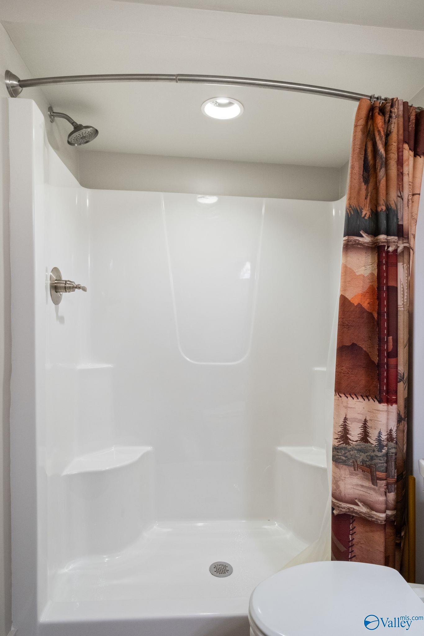 Guntersville, Alabama, 35976, United States, 5 Bedrooms Bedrooms, ,4 BathroomsBathrooms,Residential,Active,1880005