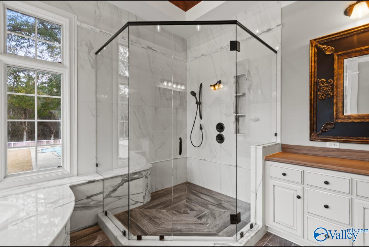 Decatur, Alabama, 35603, United States, 4 Bedrooms Bedrooms, ,5 BathroomsBathrooms,Residential,Active,2008258