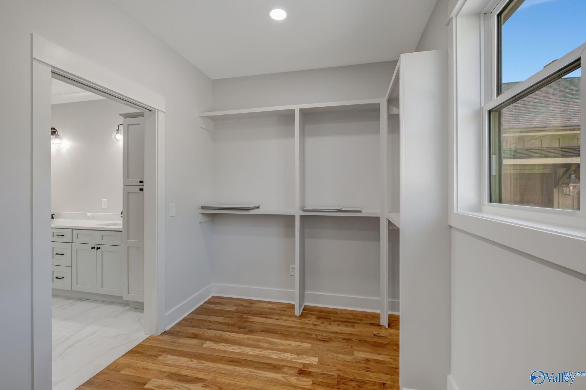 Guntersville, Alabama, 35976, United States, ,4 BathroomsBathrooms,Residential,Active,1702827