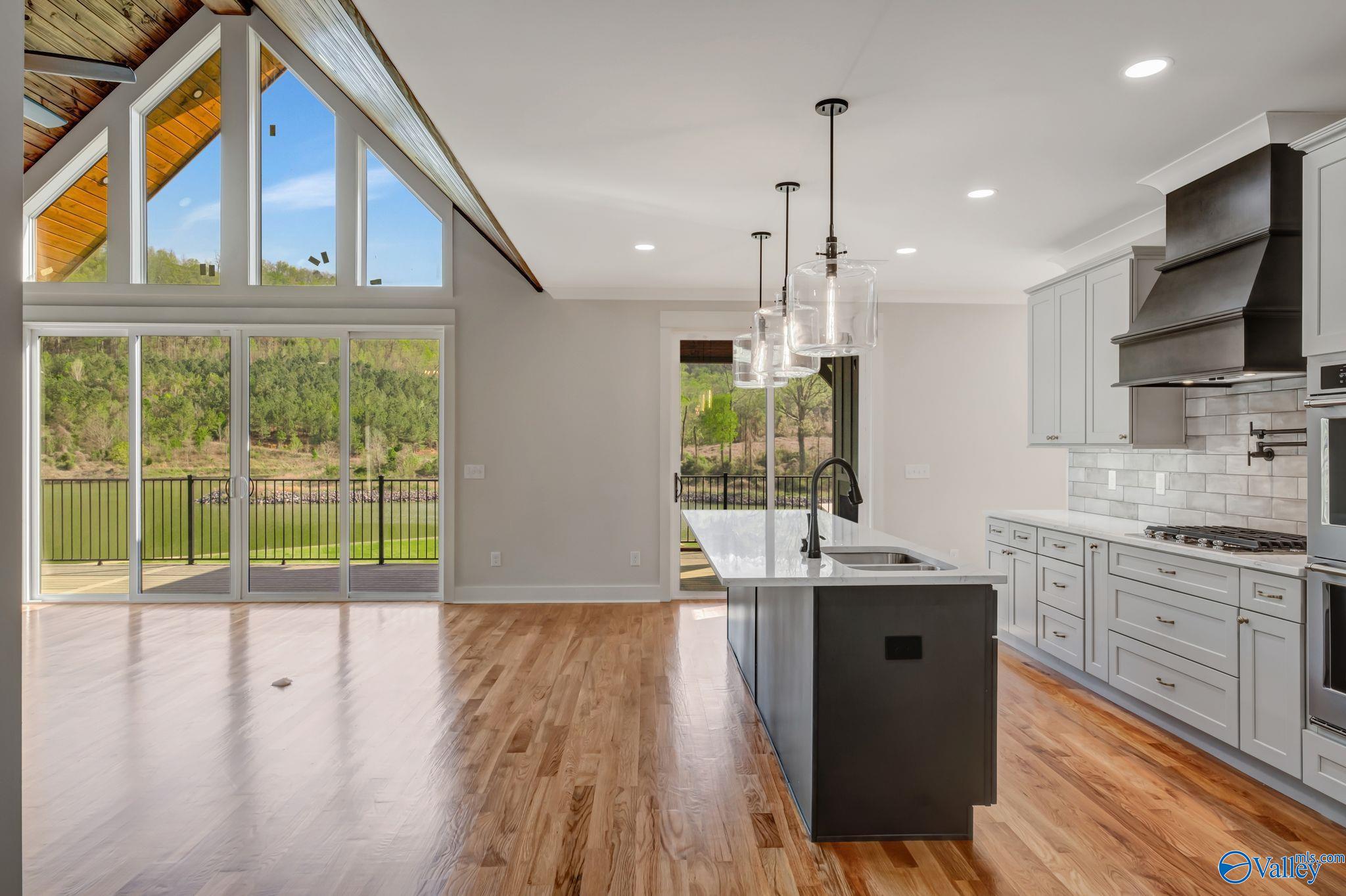 Guntersville, Alabama, 35976, United States, ,4 BathroomsBathrooms,Residential,Active,1702827