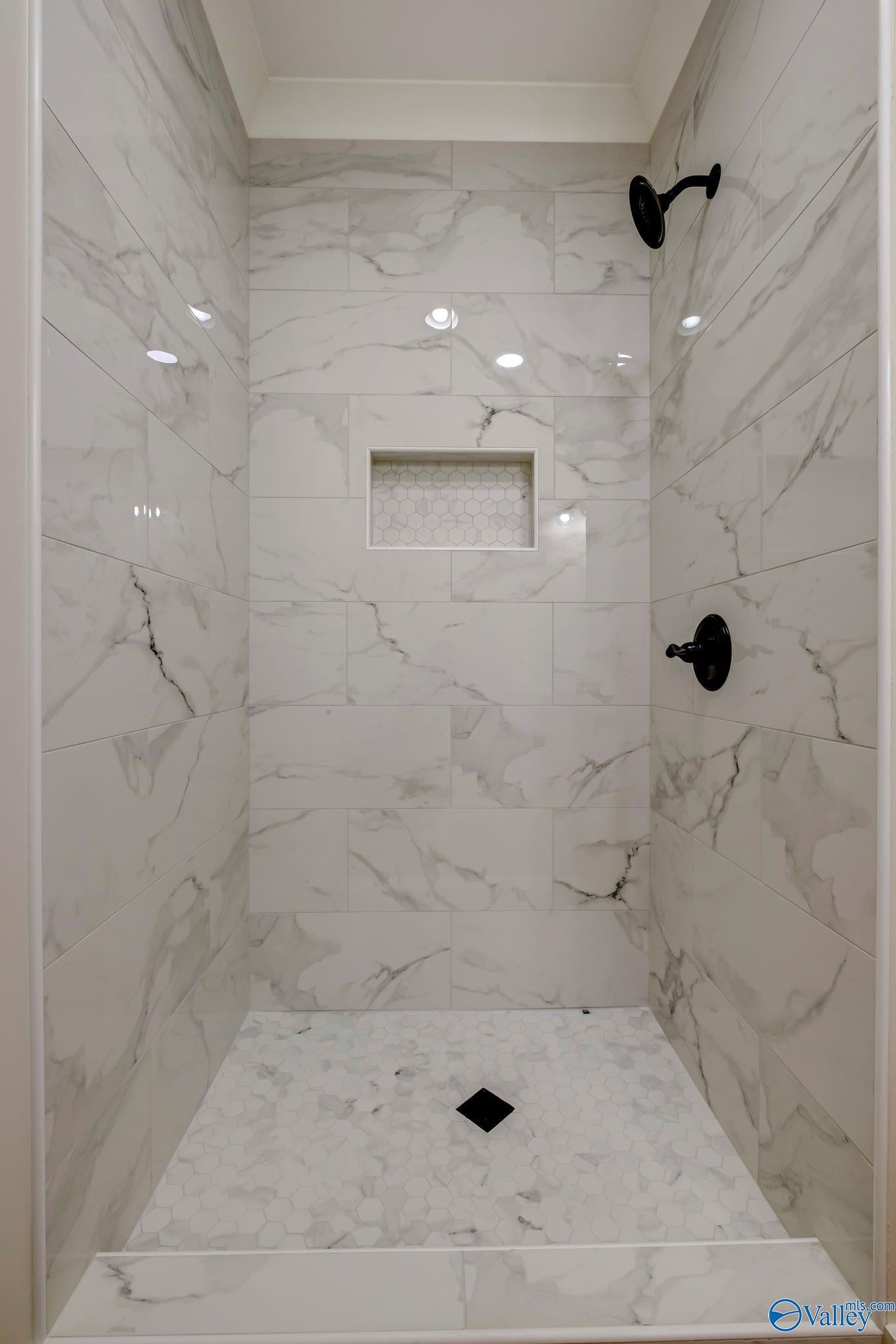 Guntersville, Alabama, 35976, United States, ,4 BathroomsBathrooms,Residential,Active,1702827