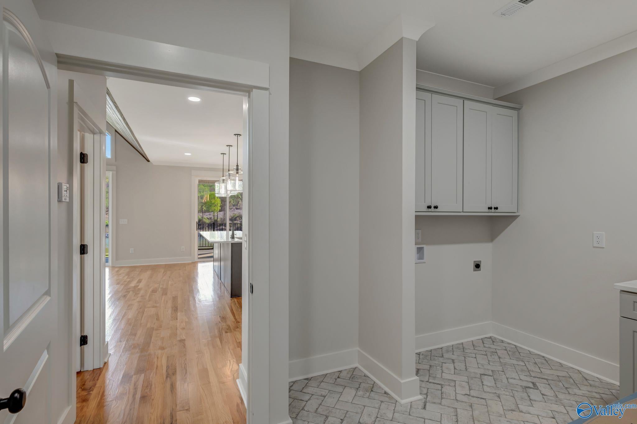 Guntersville, Alabama, 35976, United States, ,4 BathroomsBathrooms,Residential,Active,1702827