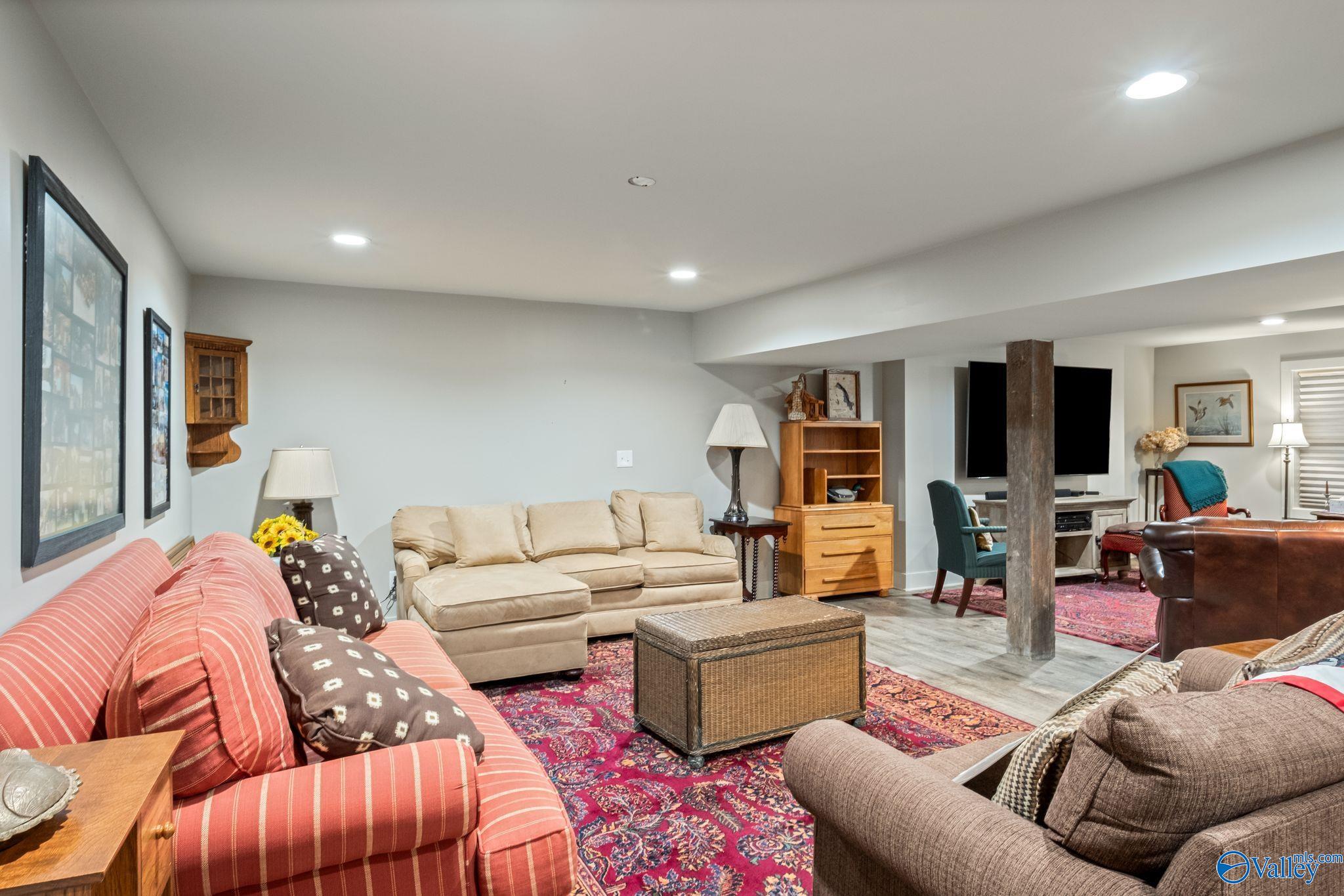 Guntersville, Alabama, 35976, United States, 5 Bedrooms Bedrooms, ,4 BathroomsBathrooms,Residential,Active,1880005