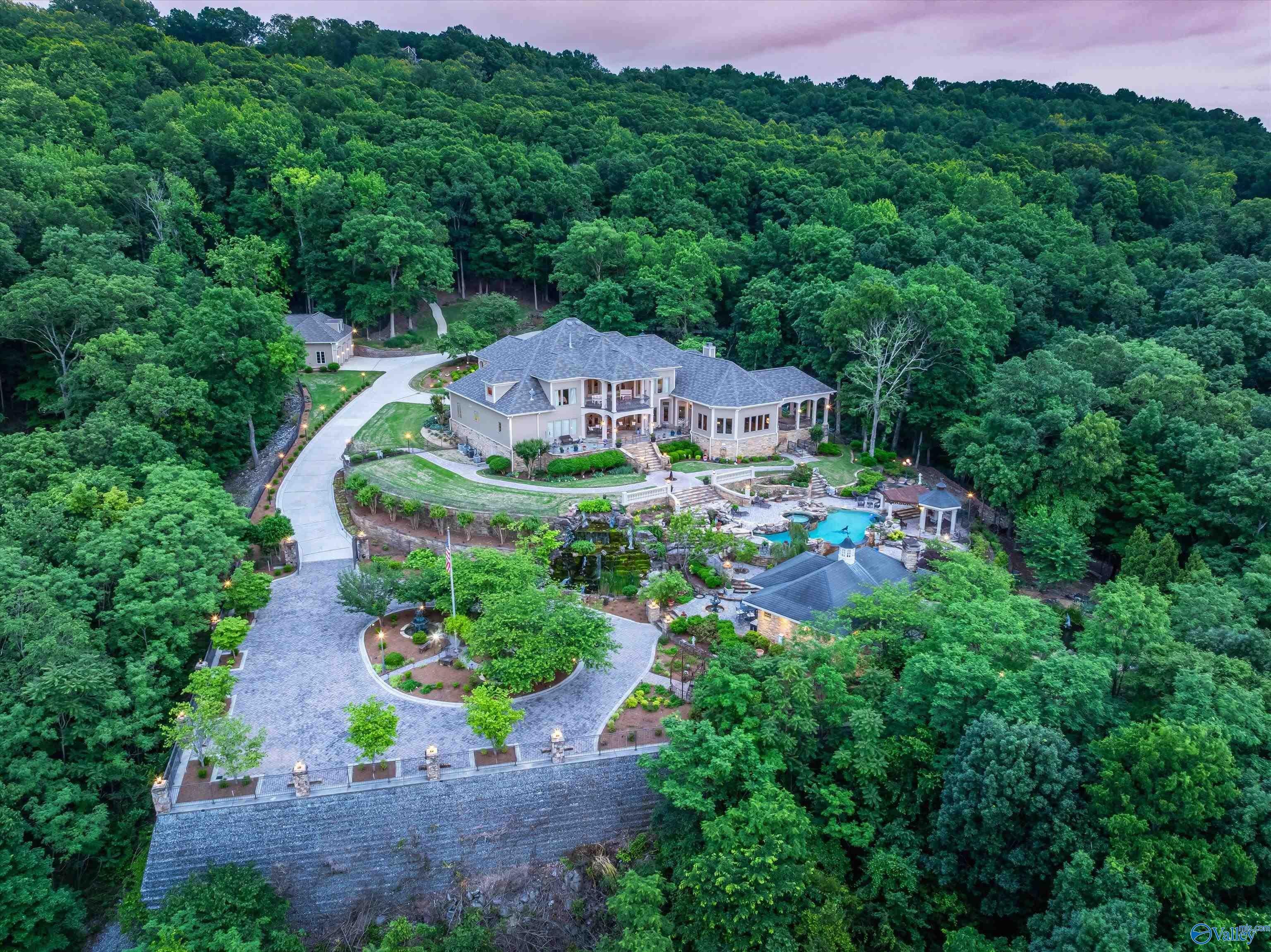 Huntsville, Alabama, 35801, United States, ,8 BathroomsBathrooms,Residential,Active,1832329