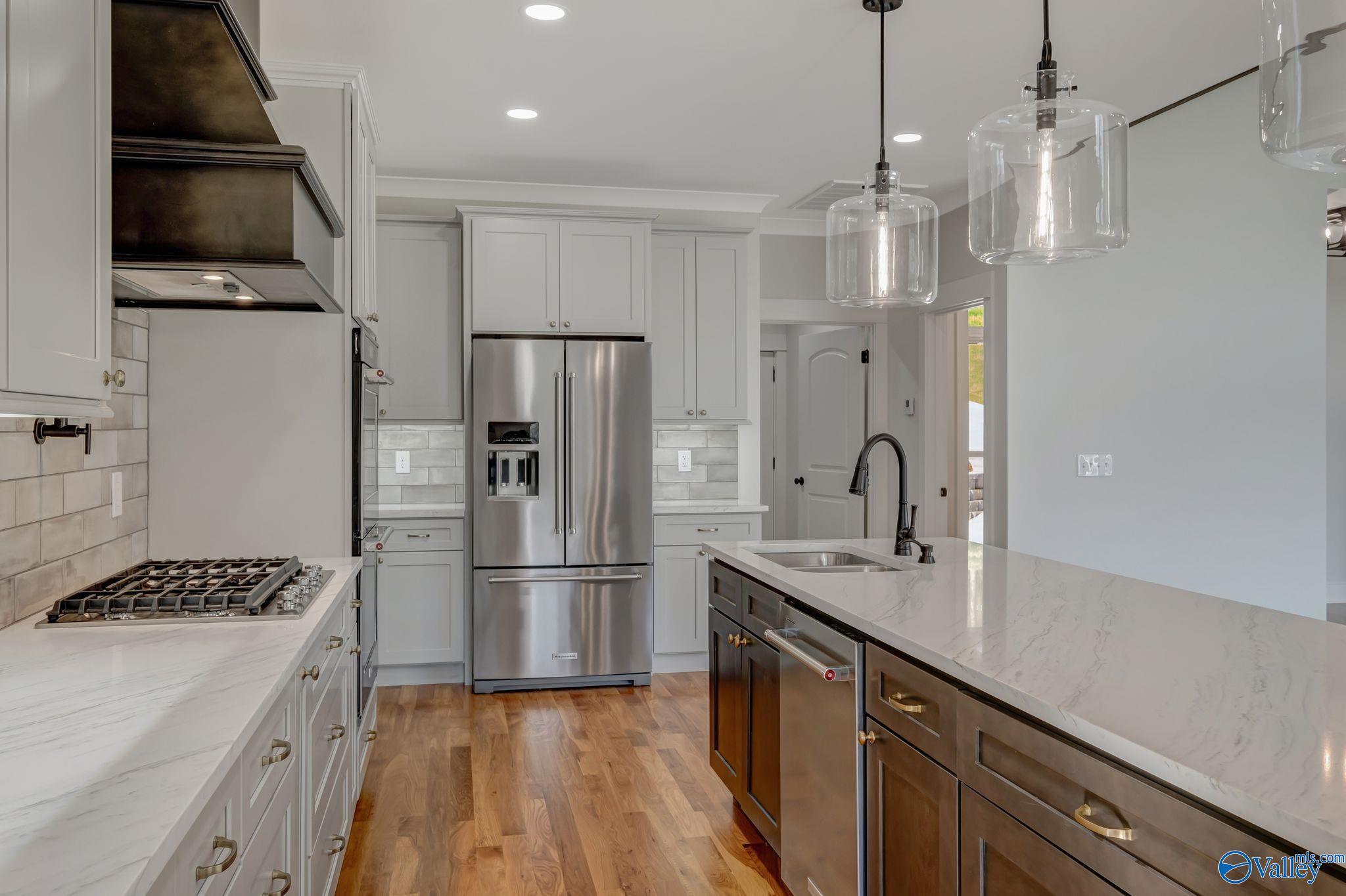 Guntersville, Alabama, 35976, United States, ,4 BathroomsBathrooms,Residential,Active,1702827