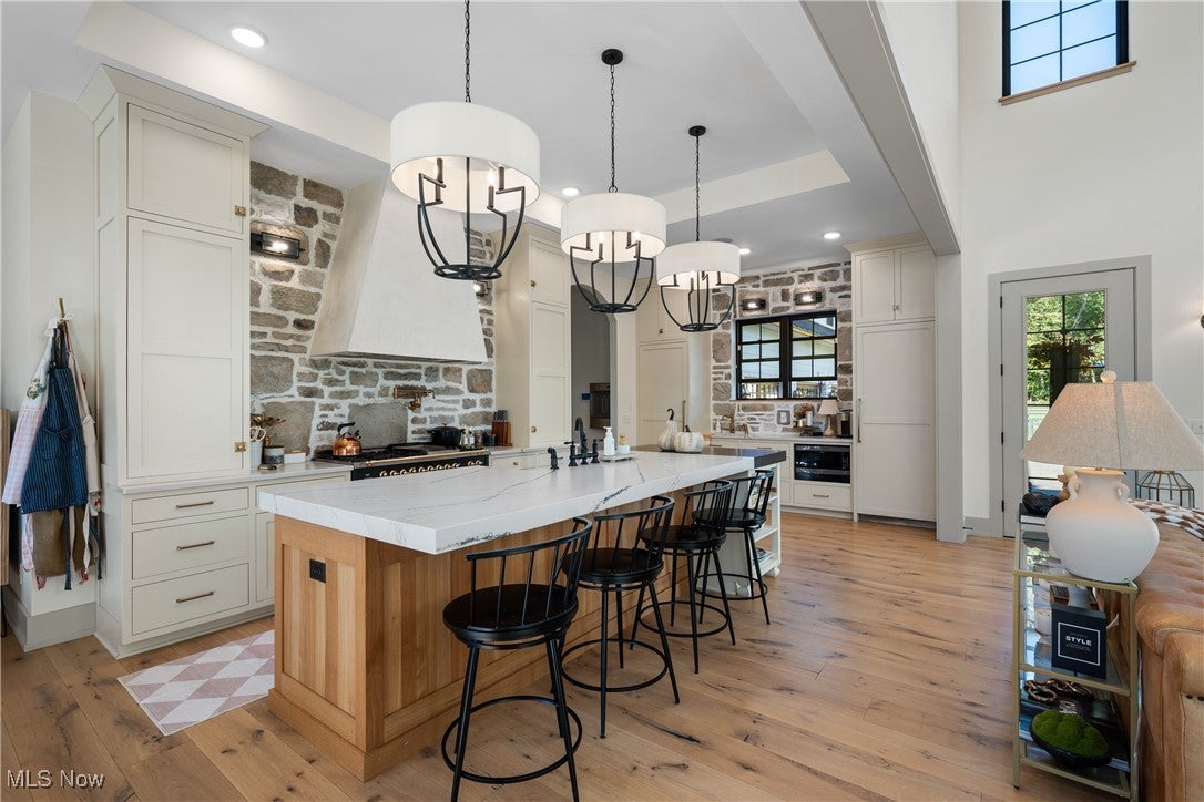 New Franklin, Ohio, 44216, United States, 6 Bedrooms Bedrooms, ,6 BathroomsBathrooms,Residential,Active,1989782