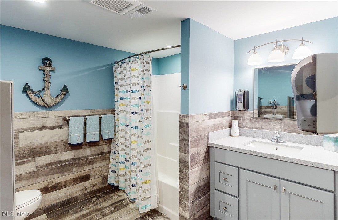 Roaming Shores, Ohio, 44084, United States, ,5 BathroomsBathrooms,Residential,Active,1820347