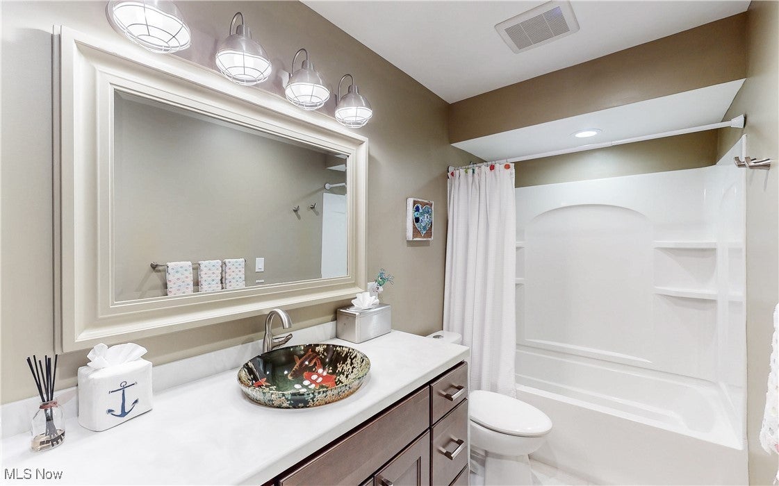 Roaming Shores, Ohio, 44084, United States, ,5 BathroomsBathrooms,Residential,Active,1820347