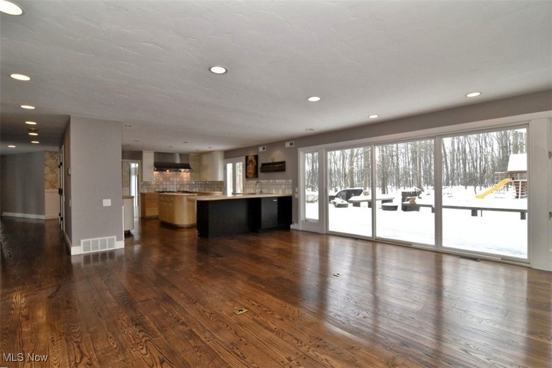Shaker Heights, Ohio, 44122, United States, 4 Bedrooms Bedrooms, ,5 BathroomsBathrooms,Residential,Contingent,2007147