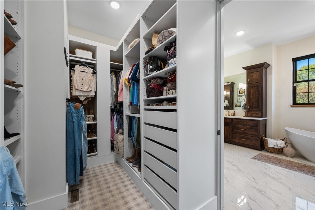 New Franklin, Ohio, 44216, United States, 6 Bedrooms Bedrooms, ,6 BathroomsBathrooms,Residential,Active,1989782