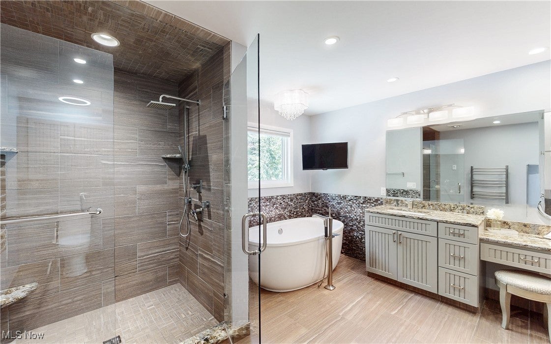 Roaming Shores, Ohio, 44084, United States, ,5 BathroomsBathrooms,Residential,Active,1820347