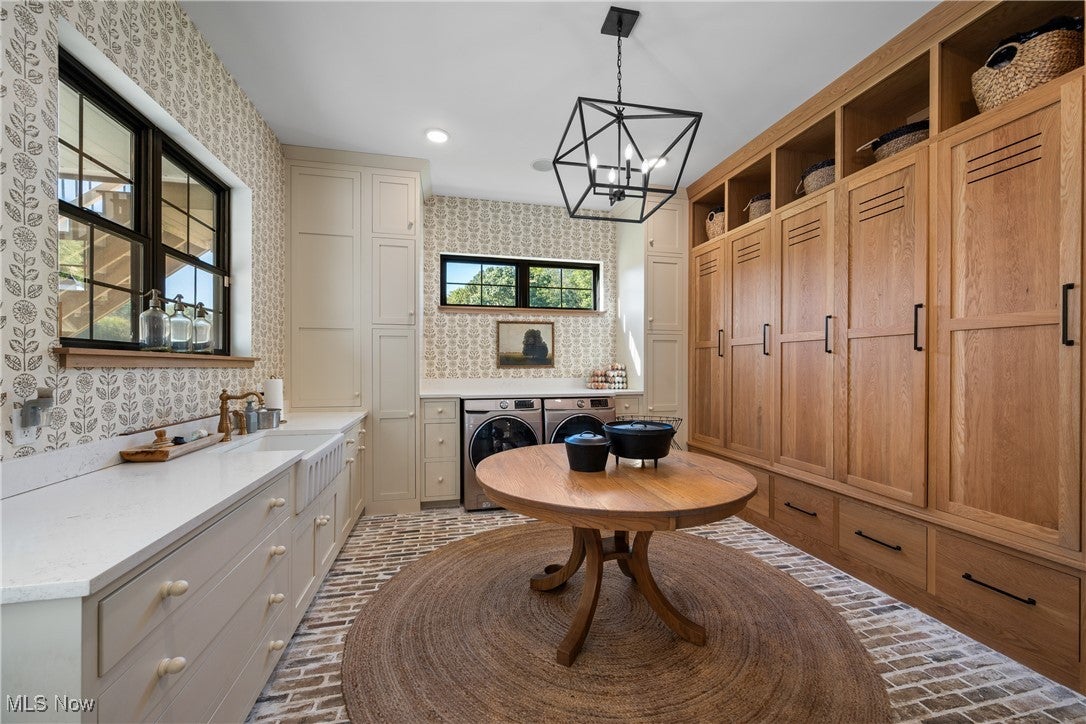 New Franklin, Ohio, 44216, United States, 6 Bedrooms Bedrooms, ,6 BathroomsBathrooms,Residential,Active,1989782