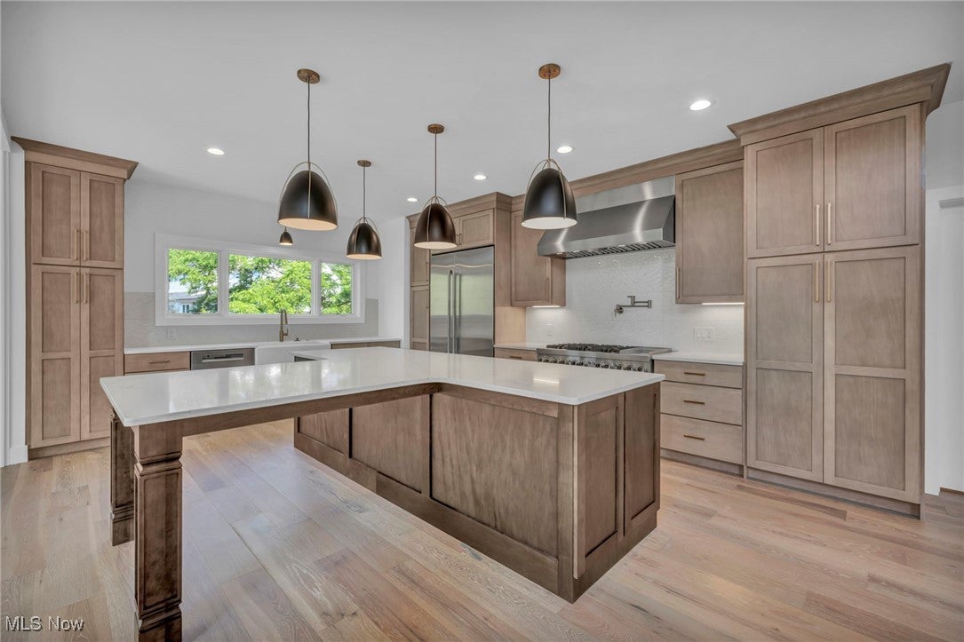 Shaker Heights, Ohio, 44122, United States, 6 Bedrooms Bedrooms, ,5 BathroomsBathrooms,Residential,Active,1909081