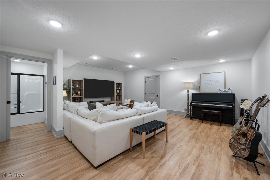 New Franklin, Ohio, 44216, United States, 6 Bedrooms Bedrooms, ,6 BathroomsBathrooms,Residential,Active,2001066