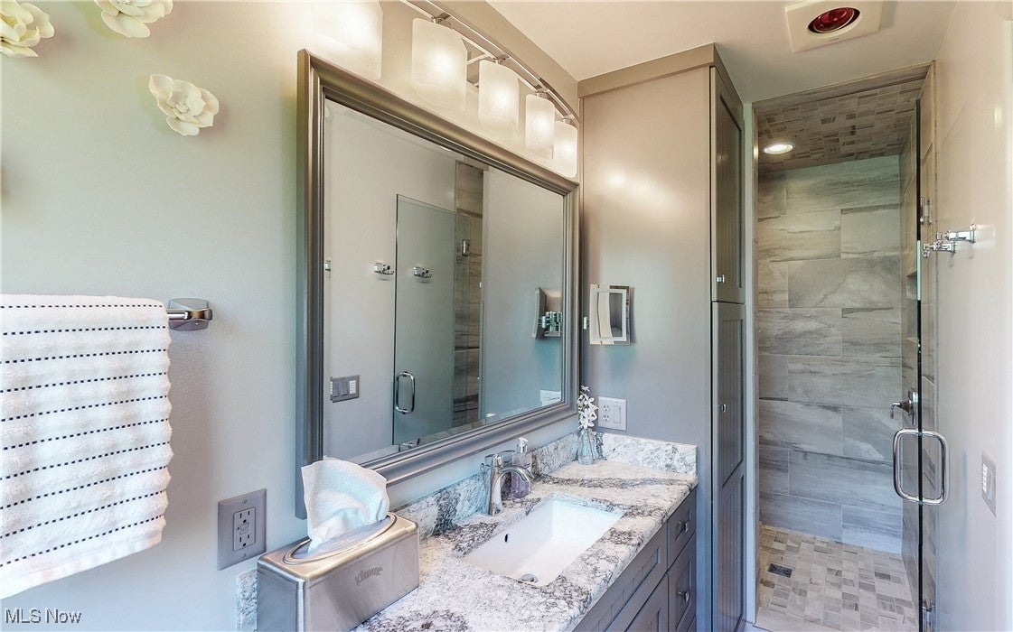 Roaming Shores, Ohio, 44084, United States, ,5 BathroomsBathrooms,Residential,Active,1820347
