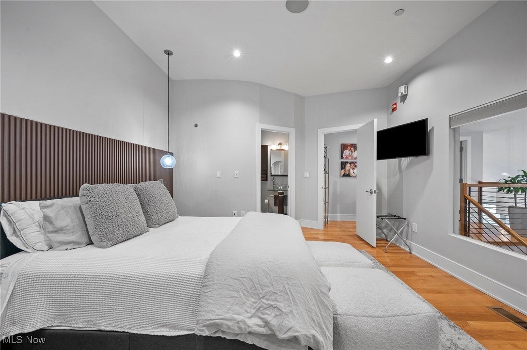 Cleveland, Ohio, 44113, United States, 2 Bedrooms Bedrooms, ,3 BathroomsBathrooms,Residential,Active,1839749