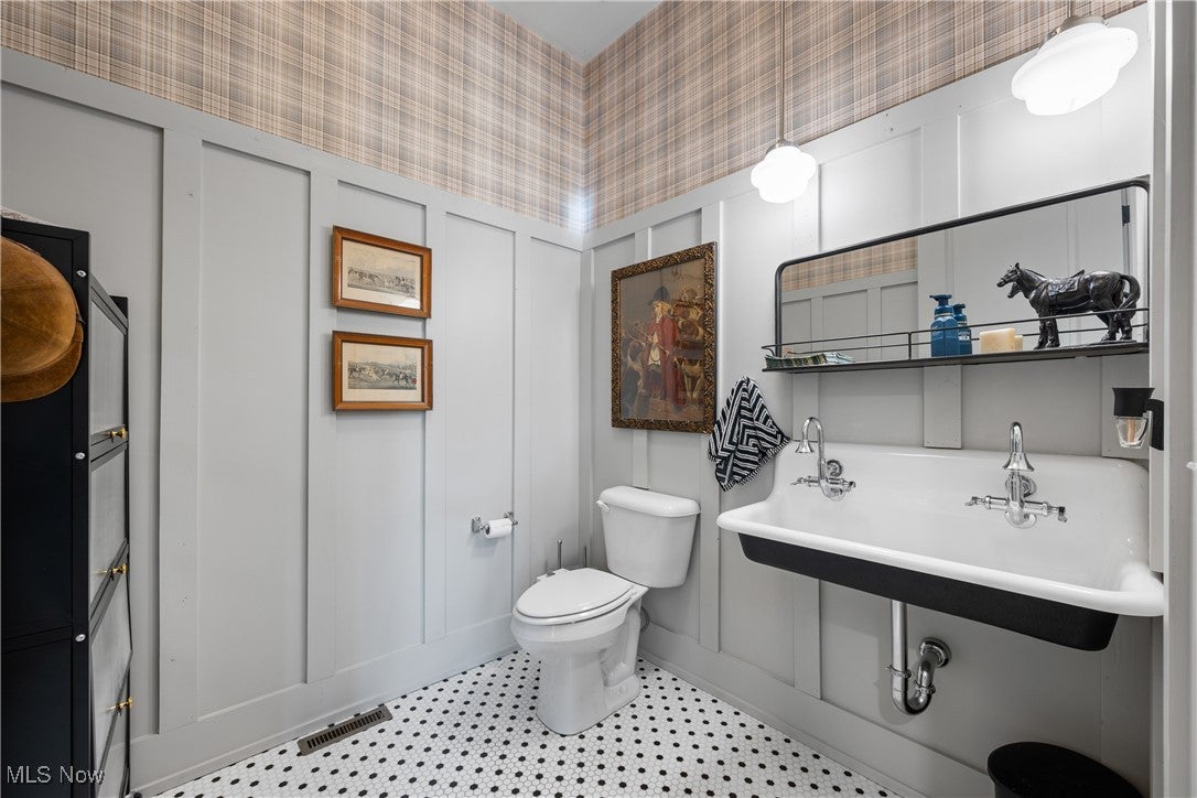 New Franklin, Ohio, 44216, United States, 6 Bedrooms Bedrooms, ,6 BathroomsBathrooms,Residential,Active,1989782