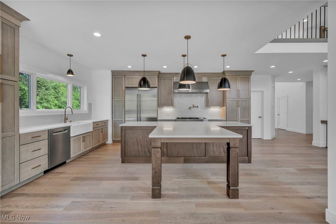 Shaker Heights, Ohio, 44122, United States, 6 Bedrooms Bedrooms, ,5 BathroomsBathrooms,Residential,Active,1909081