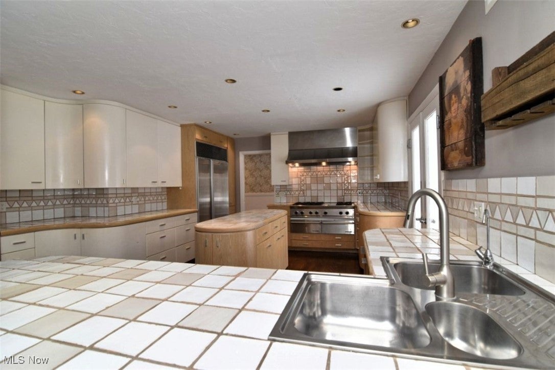 Shaker Heights, Ohio, 44122, United States, 4 Bedrooms Bedrooms, ,5 BathroomsBathrooms,Residential,Contingent,2007147