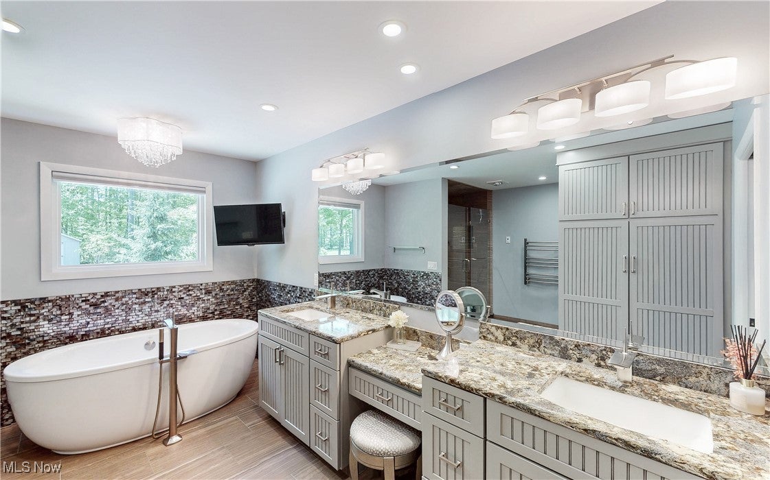Roaming Shores, Ohio, 44084, United States, ,5 BathroomsBathrooms,Residential,Active,1820347