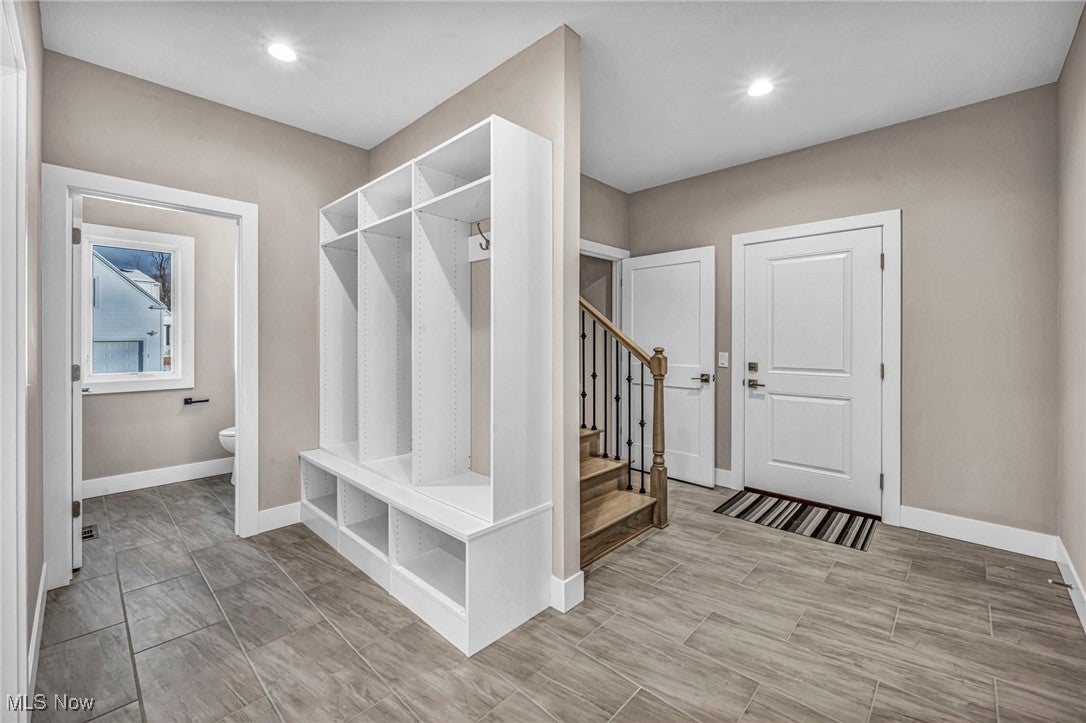 Moreland Hills, Ohio, 44022, United States, 5 Bedrooms Bedrooms, ,6 BathroomsBathrooms,Residential,Contingent,1903201