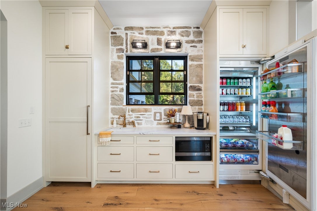 New Franklin, Ohio, 44216, United States, 6 Bedrooms Bedrooms, ,6 BathroomsBathrooms,Residential,Active,1989782