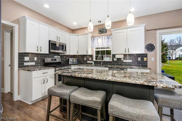 1286 FREEPORT DR, MEDINA, OH 44256, photo 2 of 40