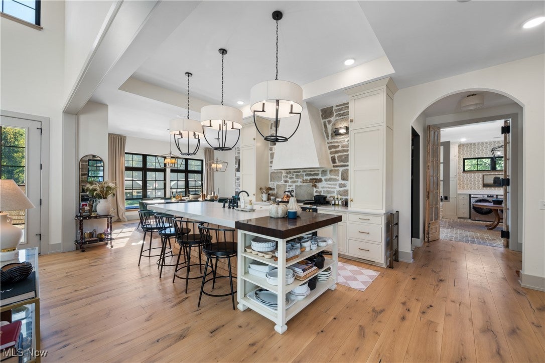 New Franklin, Ohio, 44216, United States, 6 Bedrooms Bedrooms, ,6 BathroomsBathrooms,Residential,Active,1989782