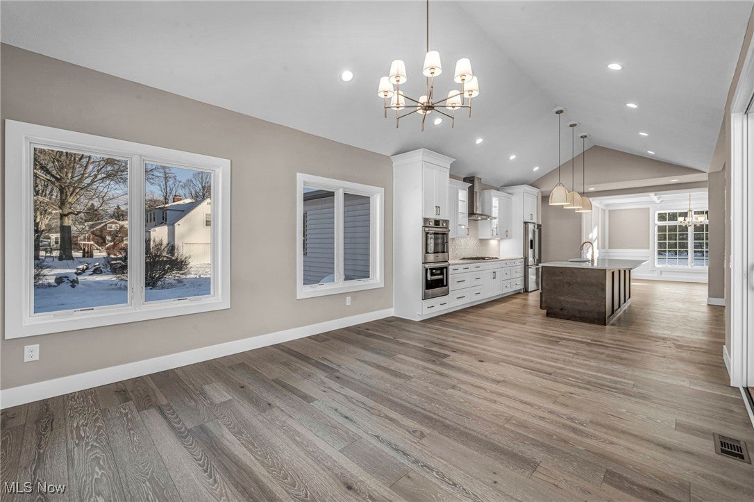 Moreland Hills, Ohio, 44022, United States, 5 Bedrooms Bedrooms, ,6 BathroomsBathrooms,Residential,Contingent,1903201
