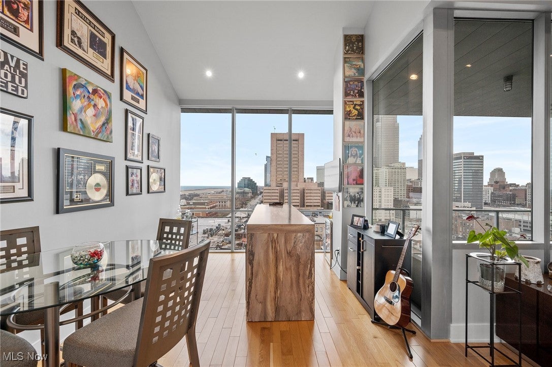 Cleveland, Ohio, 44113, United States, 2 Bedrooms Bedrooms, ,3 BathroomsBathrooms,Residential,Active,1839749