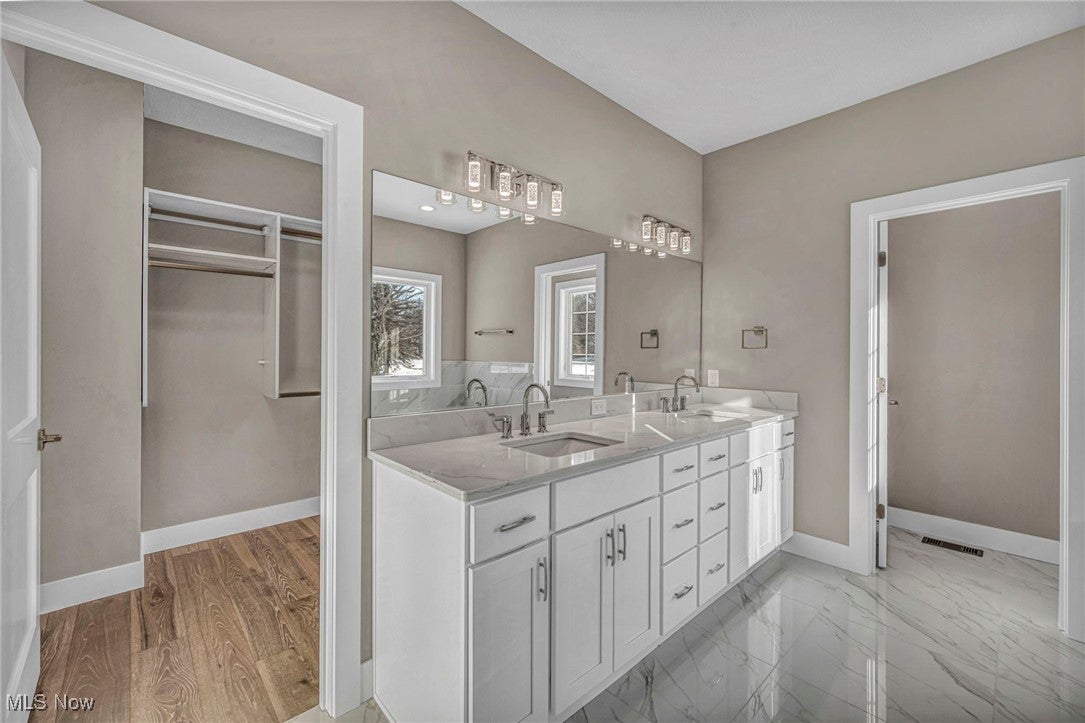 Moreland Hills, Ohio, 44022, United States, 5 Bedrooms Bedrooms, ,6 BathroomsBathrooms,Residential,Contingent,1903201