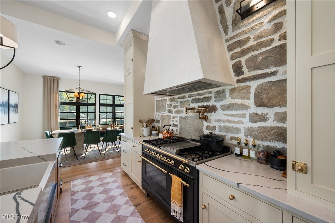 New Franklin, Ohio, 44216, United States, 6 Bedrooms Bedrooms, ,6 BathroomsBathrooms,Residential,Active,1989782