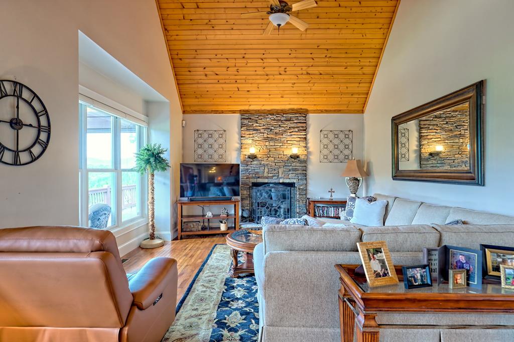 Franklin, North Carolina, 28734, United States, 3 Bedrooms Bedrooms, ,4 BathroomsBathrooms,Residential,Active,1945078