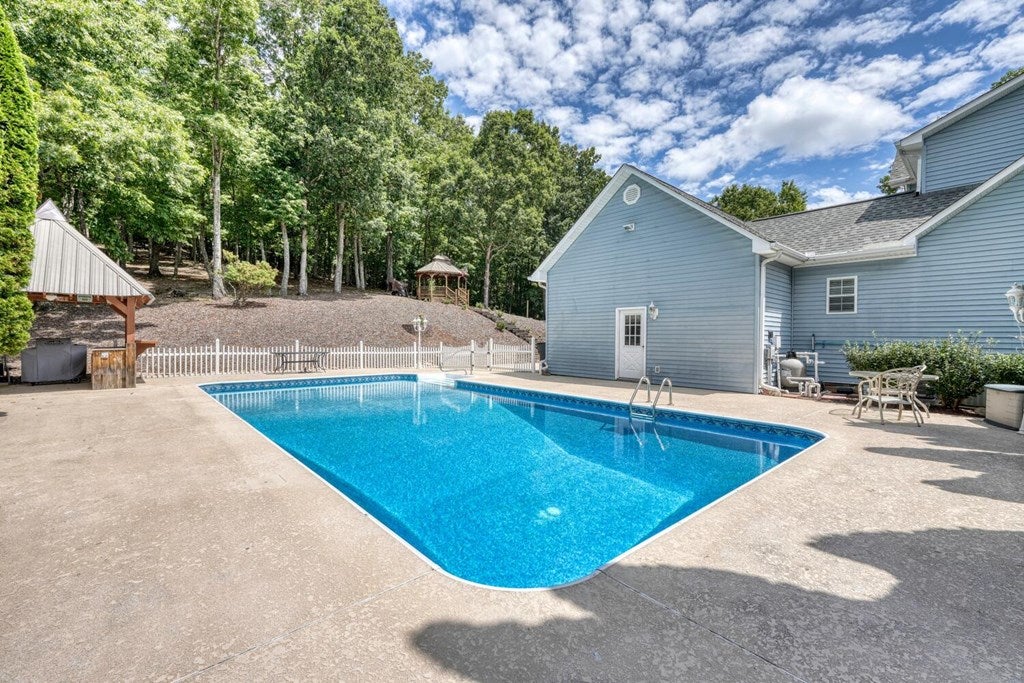 Blairsville, Georgia, 30512, United States, 4 Bedrooms Bedrooms, ,4 BathroomsBathrooms,Residential,Active,1892611