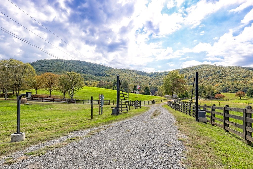 Warne, North Carolina, 28909, United States, 5 Bedrooms Bedrooms, ,6 BathroomsBathrooms,Residential,Active,1968121