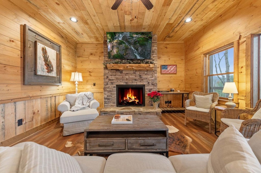 Blue Ridge, Georgia, 30513, United States, 4 Bedrooms Bedrooms, ,4 BathroomsBathrooms,Residential,Active,1965858