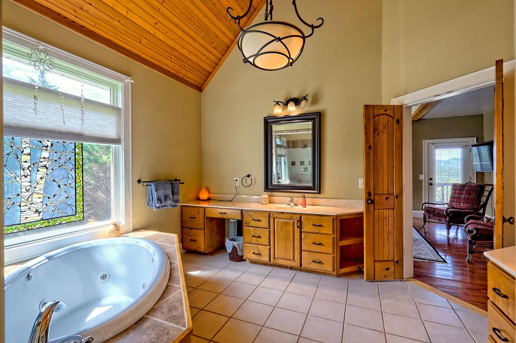 Franklin, North Carolina, 28734, United States, 3 Bedrooms Bedrooms, ,4 BathroomsBathrooms,Residential,Active,1945078