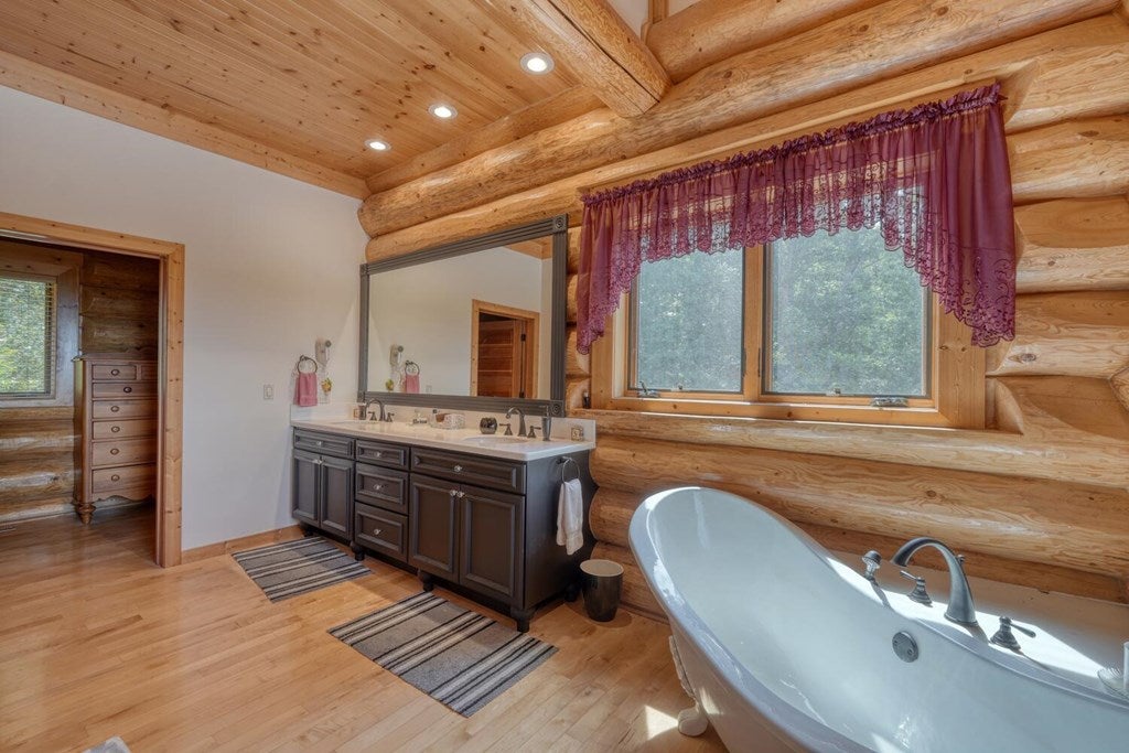Blairsville, Georgia, 30512, United States, 4 Bedrooms Bedrooms, ,6 BathroomsBathrooms,Residential,Active,1934771