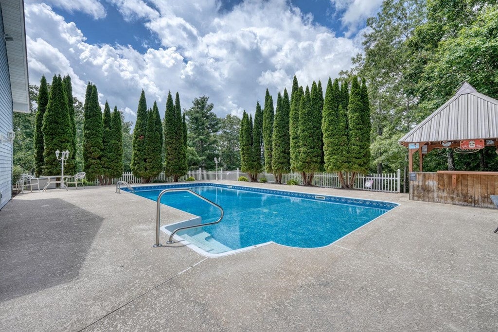 Blairsville, Georgia, 30512, United States, 4 Bedrooms Bedrooms, ,4 BathroomsBathrooms,Residential,Active,1892611