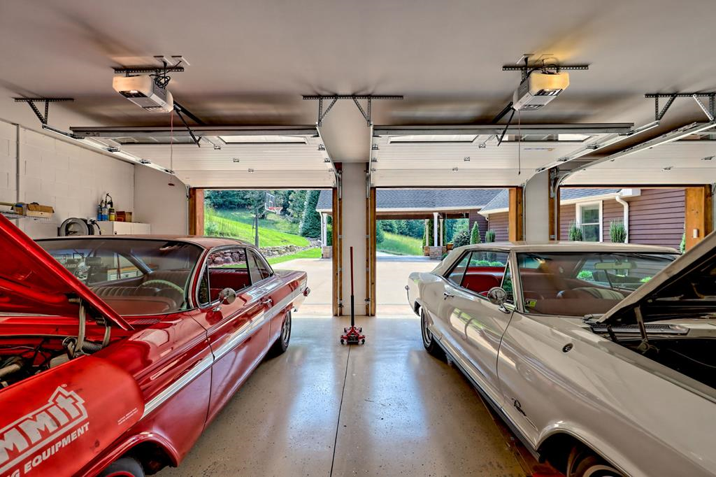 Franklin, North Carolina, 28734, United States, 3 Bedrooms Bedrooms, ,4 BathroomsBathrooms,Residential,Active,2015469