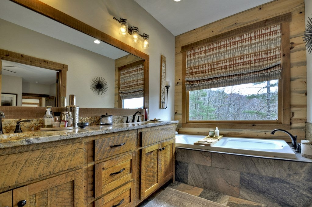 Ellijay, Georgia, 30540, United States, 5 Bedrooms Bedrooms, ,4 BathroomsBathrooms,Residential,Active,1745330