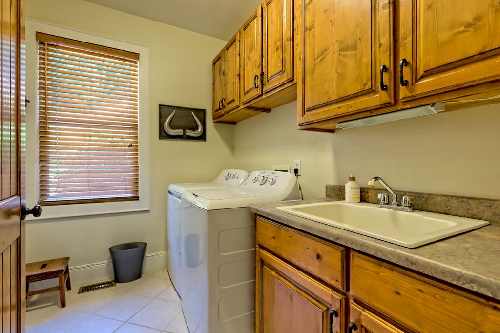 Franklin, North Carolina, 28734, United States, 3 Bedrooms Bedrooms, ,4 BathroomsBathrooms,Residential,Active,1945078