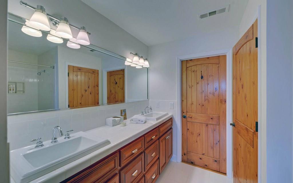 Hiawassee, Georgia, 30546, United States, 8 Bedrooms Bedrooms, ,6 BathroomsBathrooms,Residential,Active,1821974