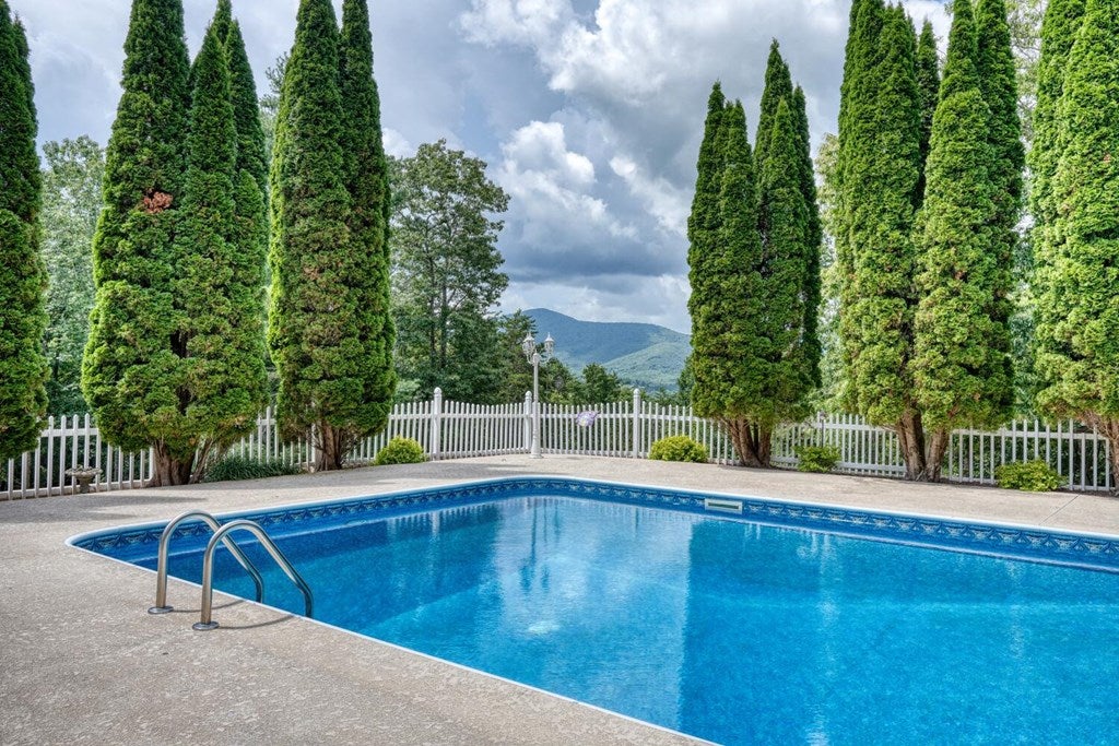 Blairsville, Georgia, 30512, United States, 4 Bedrooms Bedrooms, ,4 BathroomsBathrooms,Residential,Active,1892611