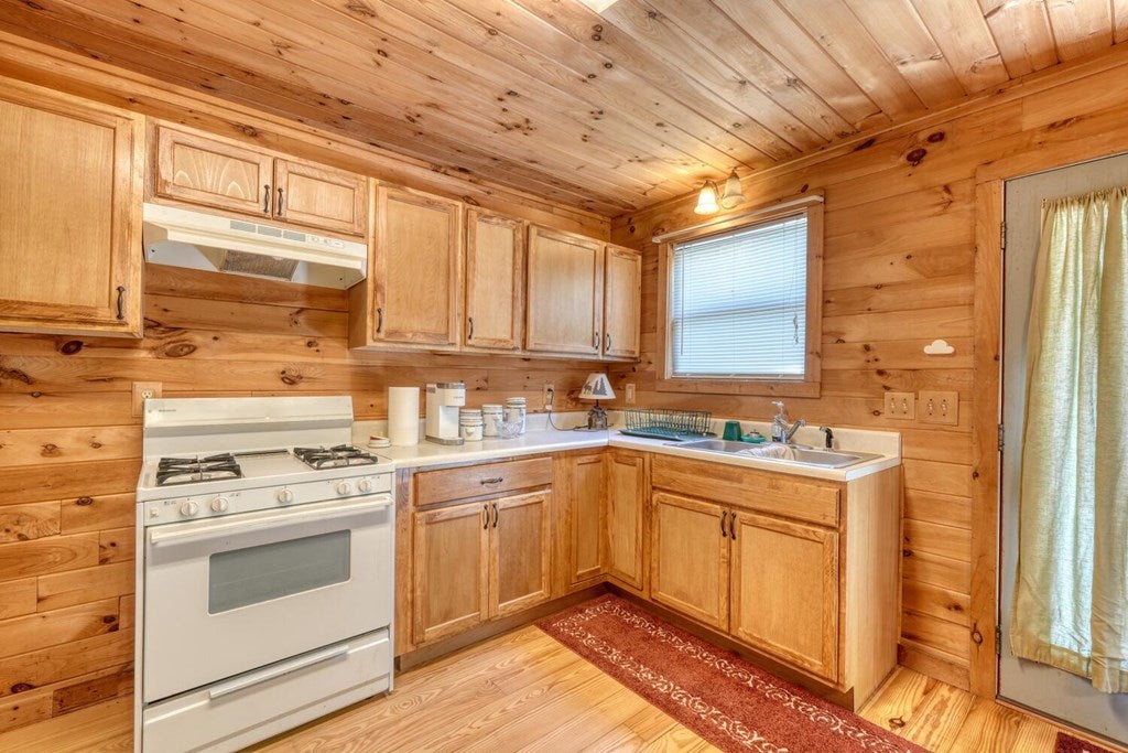 Blairsville, Georgia, 30512, United States, 3 Bedrooms Bedrooms, ,4 BathroomsBathrooms,Residential,Active,1877837