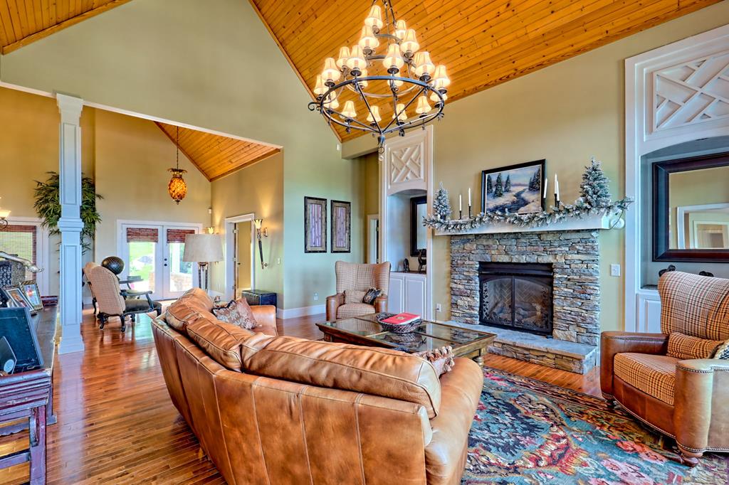 Franklin, North Carolina, 28734, United States, 3 Bedrooms Bedrooms, ,4 BathroomsBathrooms,Residential,Active,1945078